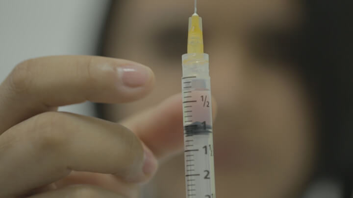 Queda na vacinação infantil preocupa em período de volta às aulas presenciais